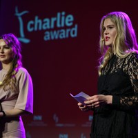 Sina Kadir und Julia Jaschinski führen durch den Tag und verkünden die Preisträger des Charlie Awards